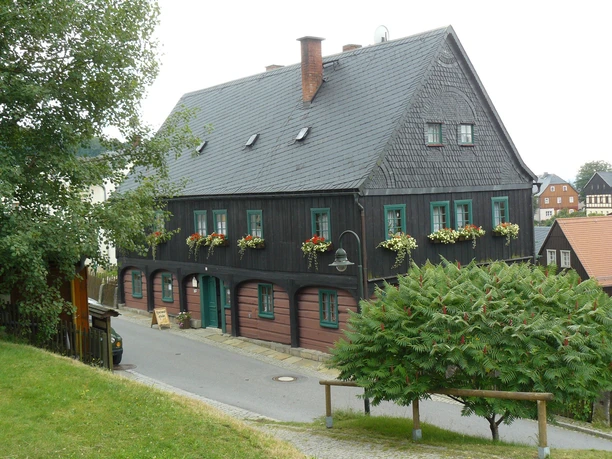 Das Umgebindehaus in welchem die Waldarbeiterstube zu finden ist.