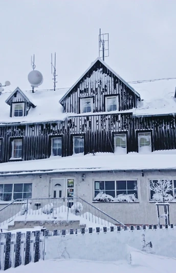 Baude und Aussichtsturm auf dem Hohen Schneeberg im Winter