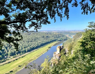 Blick von der Bastei nach Westen über die Elbe nach Stadt Wehlen