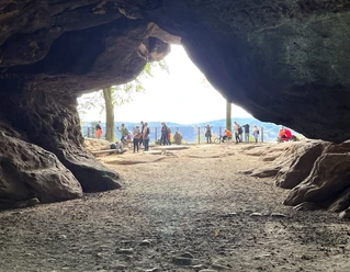 Neuer Wildenstein: Blick durch die Kuhstallhöhle zur Aussicht