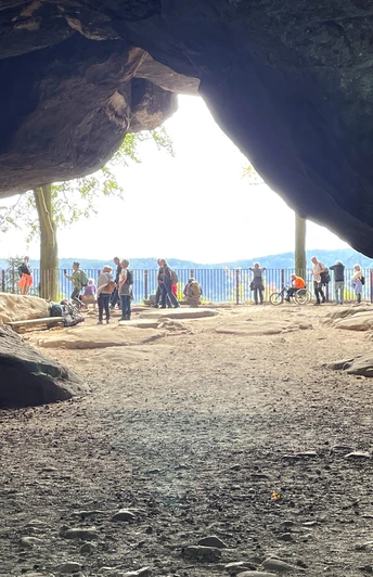 Neuer Wildenstein: Blick durch die Kuhstallhöhle zur Aussicht