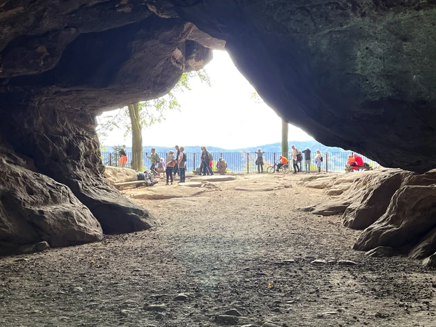 Neuer Wildenstein: Blick durch die Kuhstallhöhle zur Aussicht