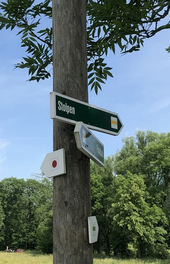 Wegweiser mit rotem Punkt