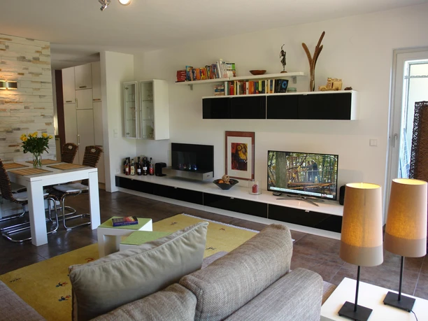 Wohnzimmer mit Flachbildfernseher