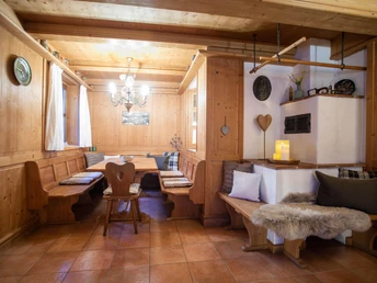 Essplatz mit Kachelofen