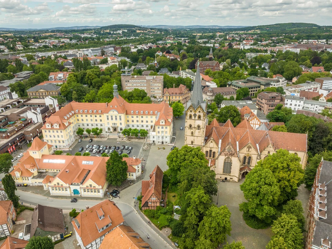 herford-rathausplatz-teutoburger-wald-tourismus-d-ketz-076-jpg.jpg Luftaufnahme des Herforder Rathausplatzes mit der gotischen Kirche und umliegenden Gebäuden im Grünen.