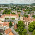 herford-rathausplatz-teutoburger-wald-tourismus-d-ketz-076-jpg.jpg Luftaufnahme des Herforder Rathausplatzes mit der gotischen Kirche und umliegenden Gebäuden im Grünen.