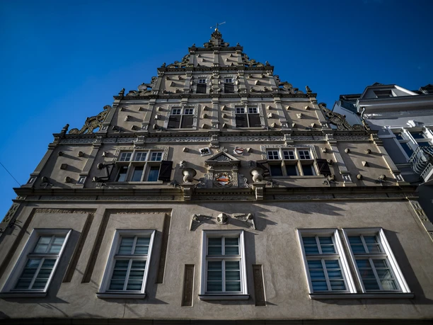 Neustädter Rathaus in Herford, ein prächtiges Gebäude mit detailreicher Fassade unter klarem blauen Himmel.
