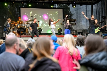 deluxe-radioband-schlossparty-2024-schloss-broich-muelheim.jpg