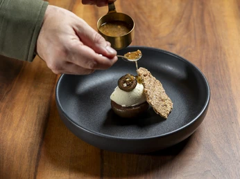 Assiette artistiquement dressée avec des délices raffinés