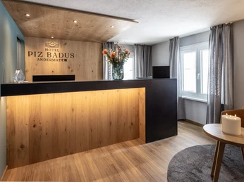 Rezeption Hotel Piz
