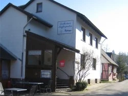 eggert2.jpeg Bauerngasthaus mit rustikalem Charme, Außenterrasse und ländlicher Umgebung in der Sonne.