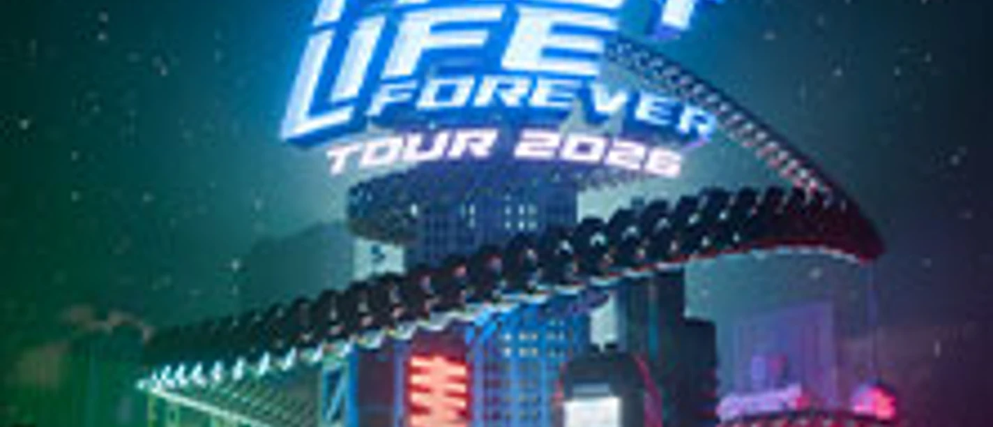 Bühne mit futuristischen Lichteffekten, der Schriftzug "AZET Fast Life Forever Tour 2026" leuchtet.
