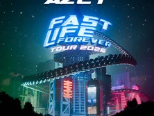 Bühne mit futuristischen Lichteffekten, der Schriftzug "AZET Fast Life Forever Tour 2026" leuchtet.