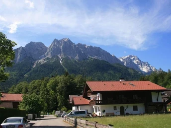 Hausansicht mit Waxensteine + Zugspitze