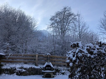 Garten mit Grillplatz im Winter