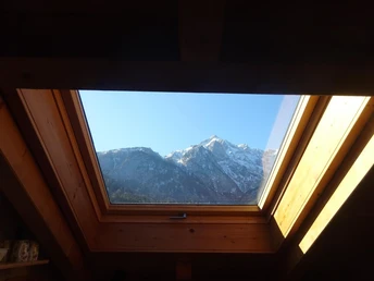 Blick durch das Küchenzeilendachfenster