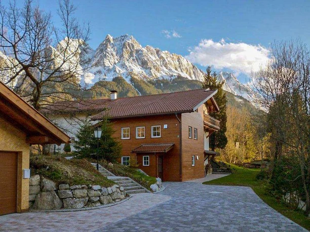 Einfahrt Villa Alpina