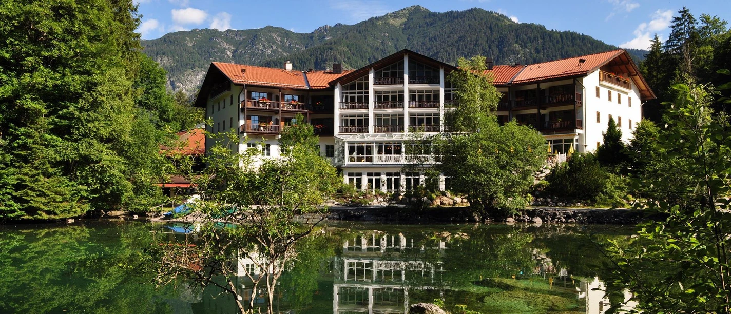 Blick vom Badersee auf das Hotel Blick vom Badersee auf das Hotel