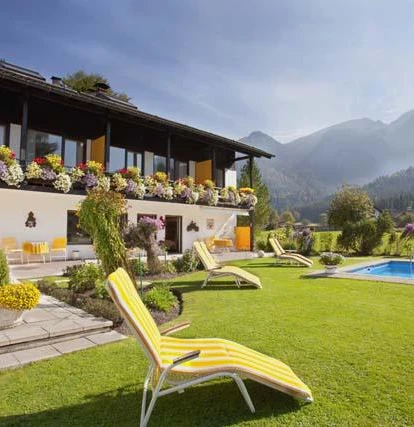 herrlicher Garten mit Schwimmbad und Liegestühlen