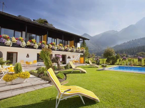 herrlicher Garten mit Schwimmbad und Liegestühlen