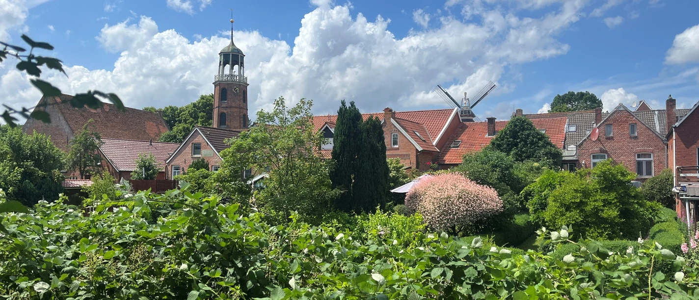 Ditzum Ortskern mit Mühle und Kirche