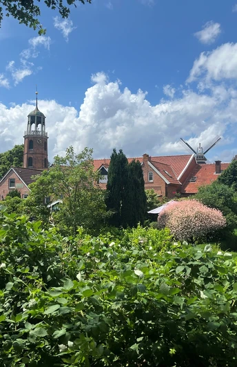 Ditzum Ortskern mit Mühle und Kirche