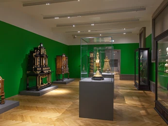 Blick in die Sammlung der Uhren und Kabinettschränke im 2. Obergeschoss