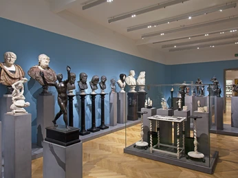 Blick auf die Präsentation der Skulpturen im 2. Obergeschoss