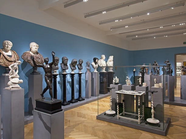 Blick auf die Präsentation der Skulpturen im 2. Obergeschoss