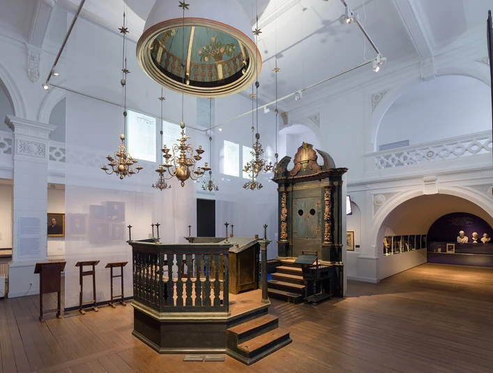 Blick auf die barocke Inneneinrichtung der ehemaligen Hornburger Synagoge im Braunschweigischen Landesmuseum