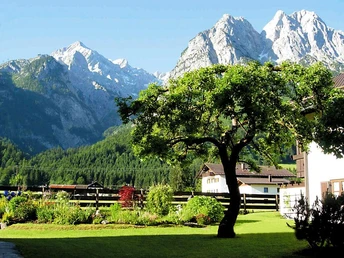 Unser Sommergarten mit Bergblick
