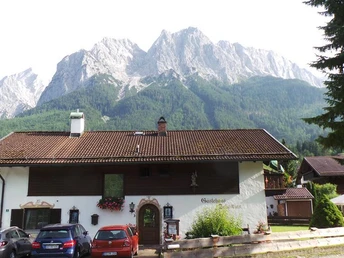 Hausansicht von Norden Blick auf Waxensteinmassiv