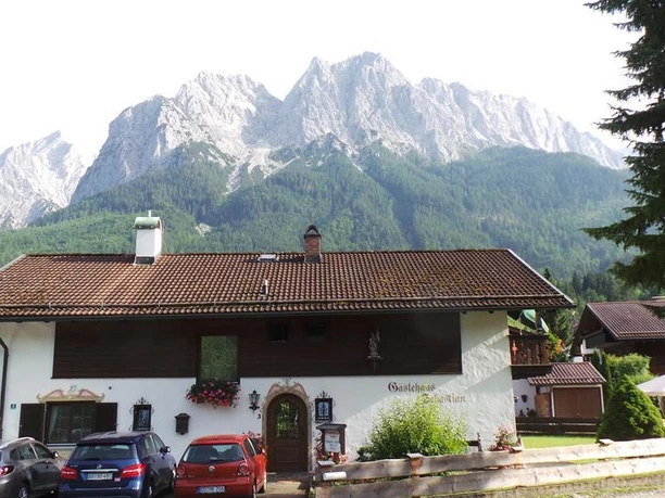 Hausansicht von Norden Blick auf Waxensteinmassiv