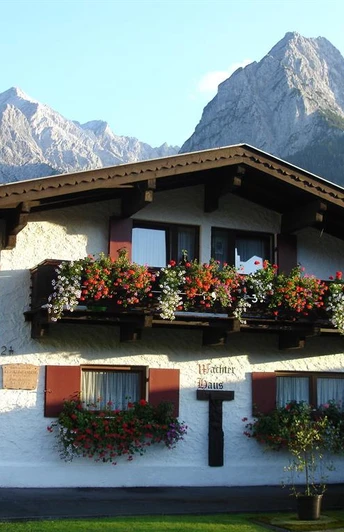 Haus mit Alpspitze und den Waxensteinen