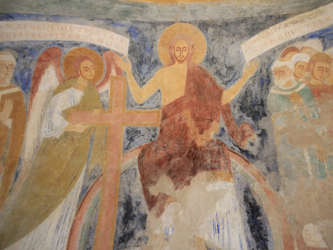 Sigwardskirche Idensen Wandmalerei in der Sigwardskirche zeigt Christus auf dem Thron, umgeben von Heiligen und Engeln.