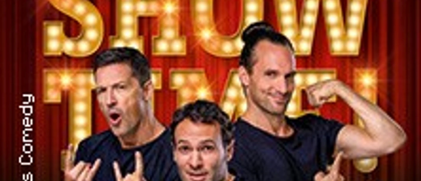 Drei Künstler von Starbugs Comedy posieren gestikulierend vor einem Hintergrund mit Leuchtschrift.