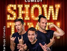 Drei Künstler von Starbugs Comedy posieren gestikulierend vor einem Hintergrund mit Leuchtschrift.