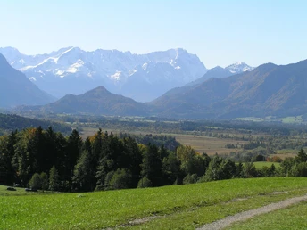 Blick auf Murnauer Moos mit Wettersteingebirge