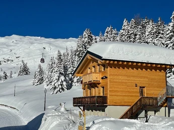 Chalet Winter aussen mit Gondel