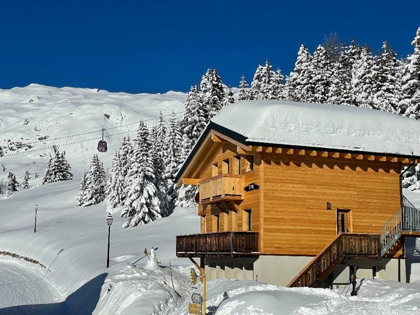 Chalet Winter aussen mit Gondel