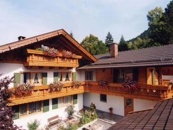 Hausansicht mit Anbau