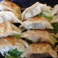 dumplings_Pixabay.jpg Dumplings liegen nebeneinander auf Salatblättern.