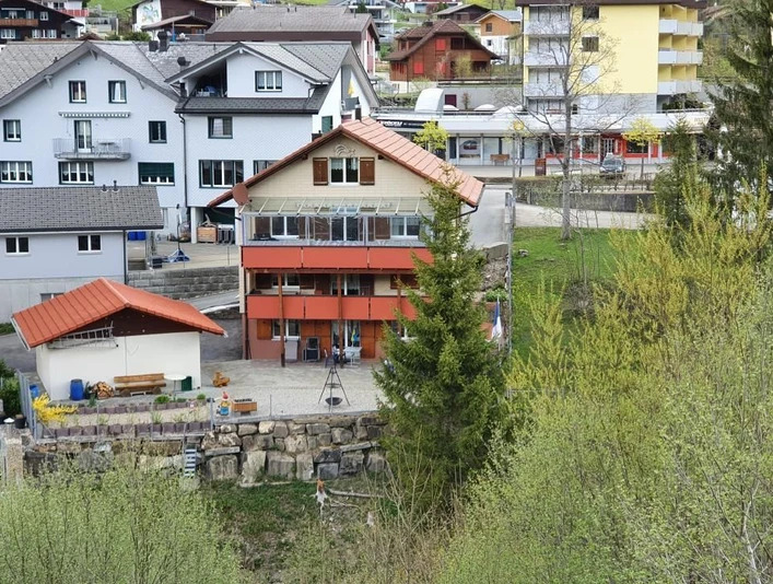 Das Haus befindet sich an zentraler Lage