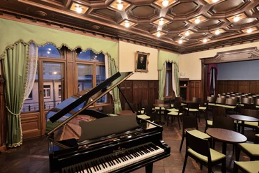 Centrum Spotkań Edvarda Griega - Muzea w Lipsku Zdjęcie przedstawia historyczną salę koncertową Centrum Spotkań Edvarda Griega.