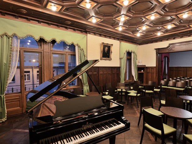 The picture shows the historic concert hall of the Edvard Grieg Meeting Place.