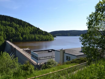 Talsperrenmauer oben beim Hochwasser 2013