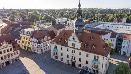 Marktplatz und Rathaus in Borna Die Luftaufnahme zeigt den Marktplatz mit bornaischem Rathaus, eines der ältesten Gebäude der Stadt