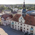 Marktplatz und Rathaus in Borna Die Luftaufnahme zeigt den Marktplatz mit bornaischem Rathaus, eines der ältesten Gebäude der Stadt