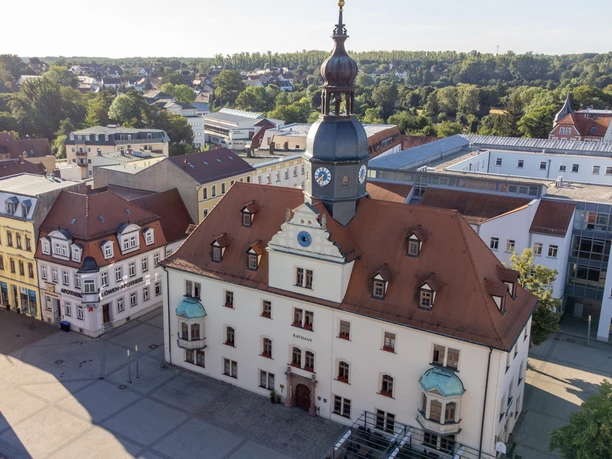 Tržní náměstí a radnice v Borně Letecký pohled ukazuje náměstí s radnicí Borna, jednou z nejstarších budov ve městě.
